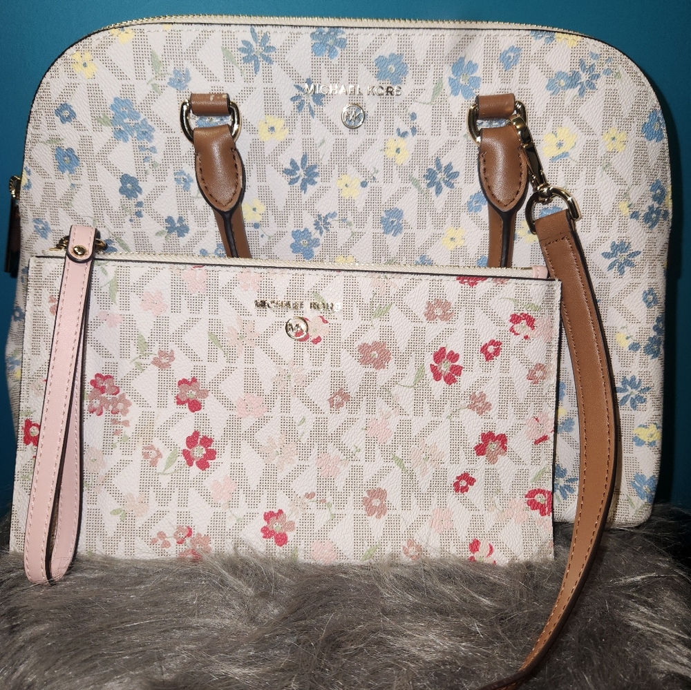 MICHEAL KORS SATCHEL AND WRISTLET